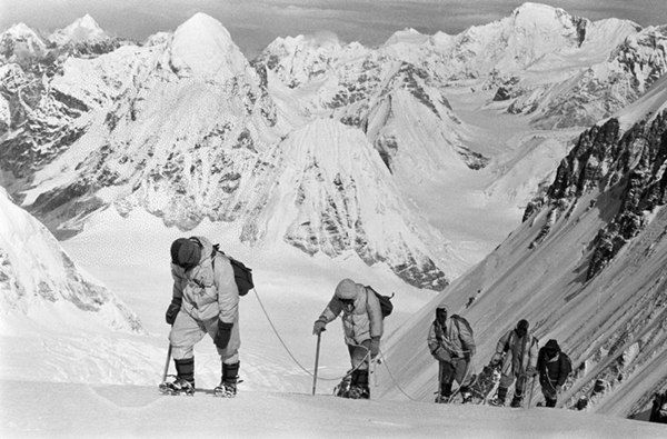 △1960年5月，中國登山隊隊員在海拔7150米的冰雪坡上行進。