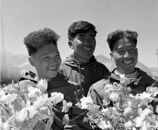 △1960年5月25日凌晨4點20分，中國登山隊隊員成功登上珠穆朗瑪峰。（右起）王富洲、貢布（藏族）和屈銀華。